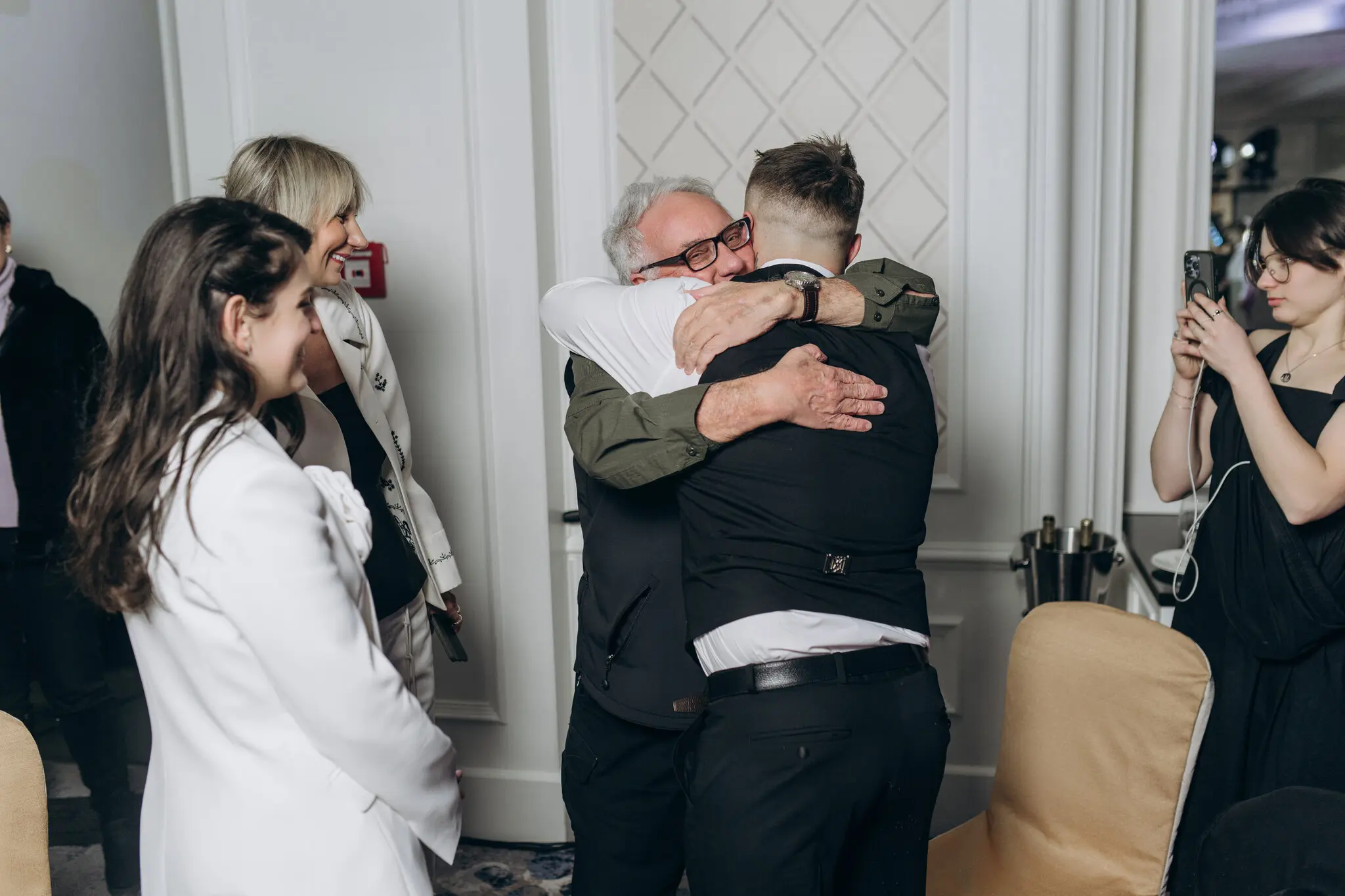Говард Баффет, який оплатив весілля, обіймався з паном Левченком. Молодший містер Баффет, чий фонд підтримує центр Superhumans, познайомився з парою в Києві в листопаді.